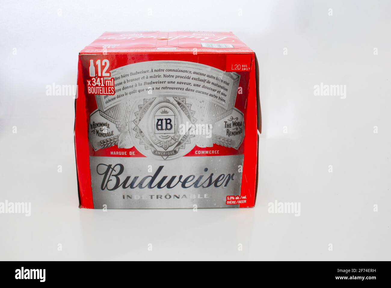 Calgary Alberta, Canada. 02 avril 2021. Un boîtier Budweiser isolé de 12 bouteilles de bière sur un fond clair. Banque D'Images