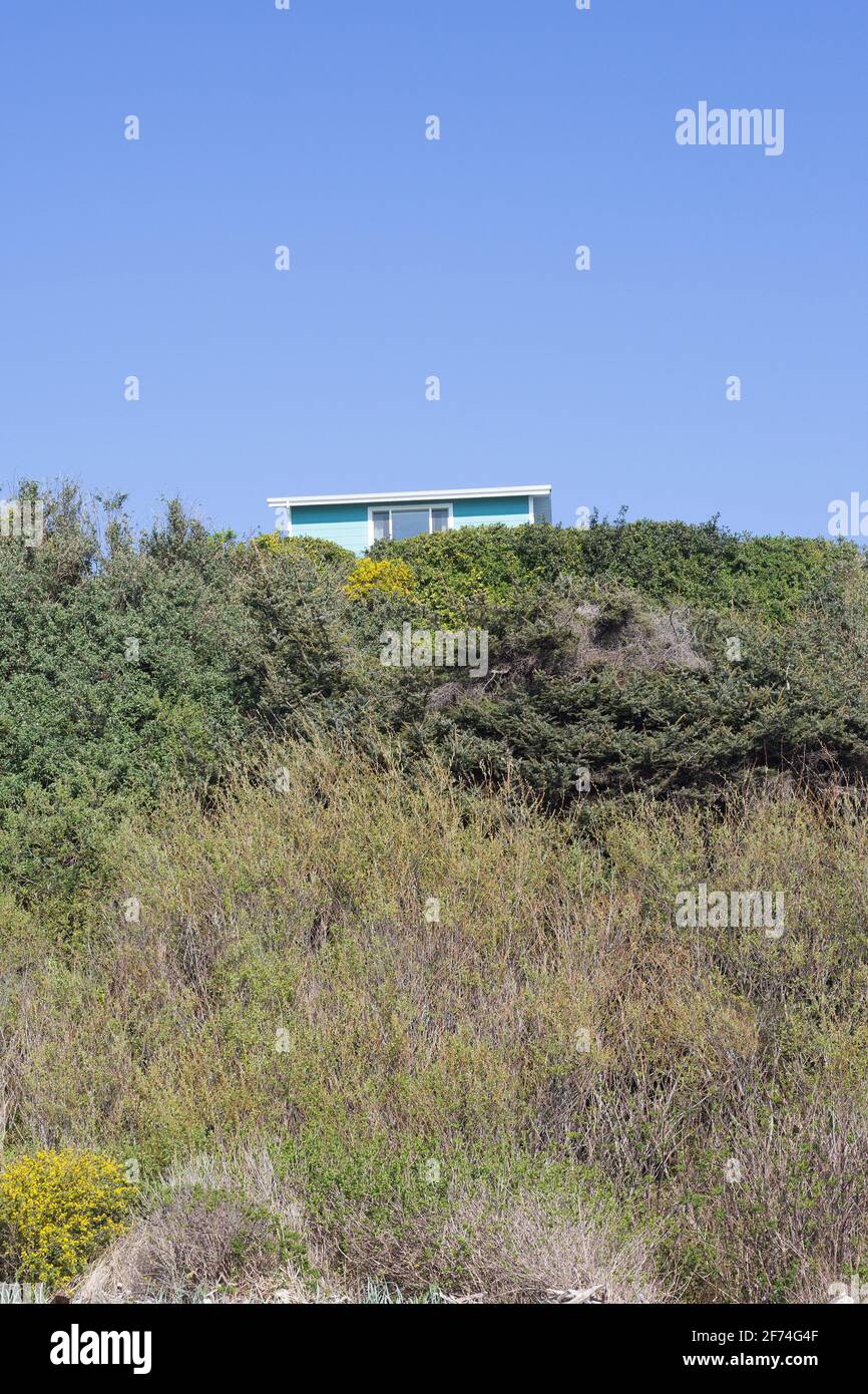 Juste une petite section d'une maison sur une falaise sur la côte de l'Oregon, comme vu d'en dessous. Banque D'Images