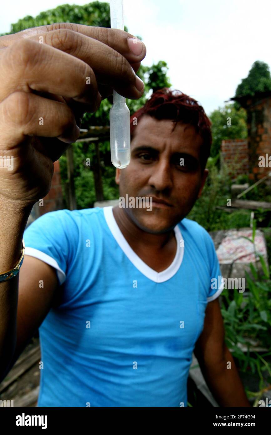 Itabuna, bahia / brésil - 5 janvier 2012 : un agent endémique se rend chez lui dans le quartier de Novo Horizonte d'Itabuna, infuse Aedes aegypti moustique Banque D'Images