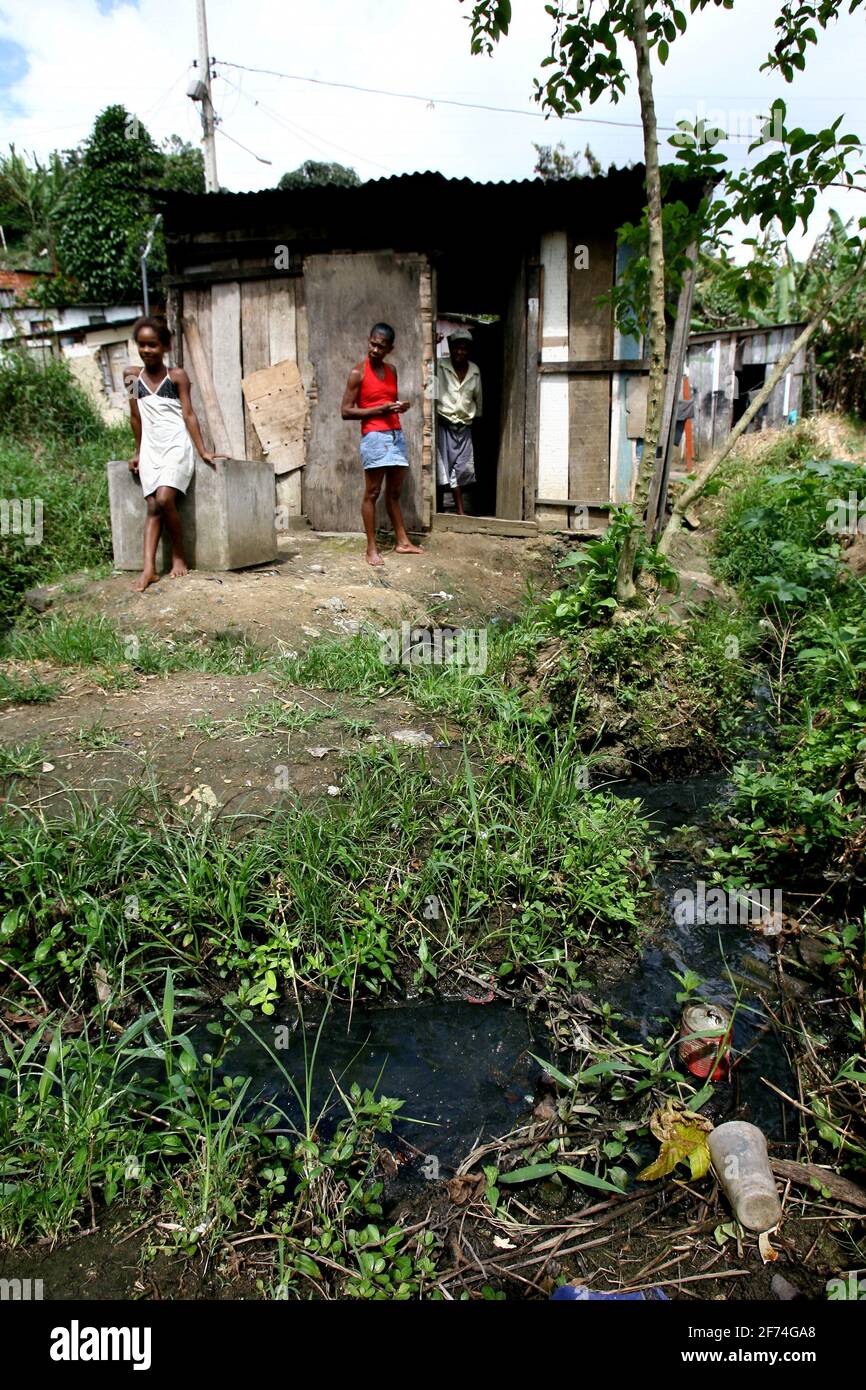 Itabuna, bahia / brésil - 2 mars 2012: Fuite ouverte des eaux usées est vue sur la rue Sao Francisco à Bairro Novo Horizonte dans la ville d'Itabuna. *** local C Banque D'Images