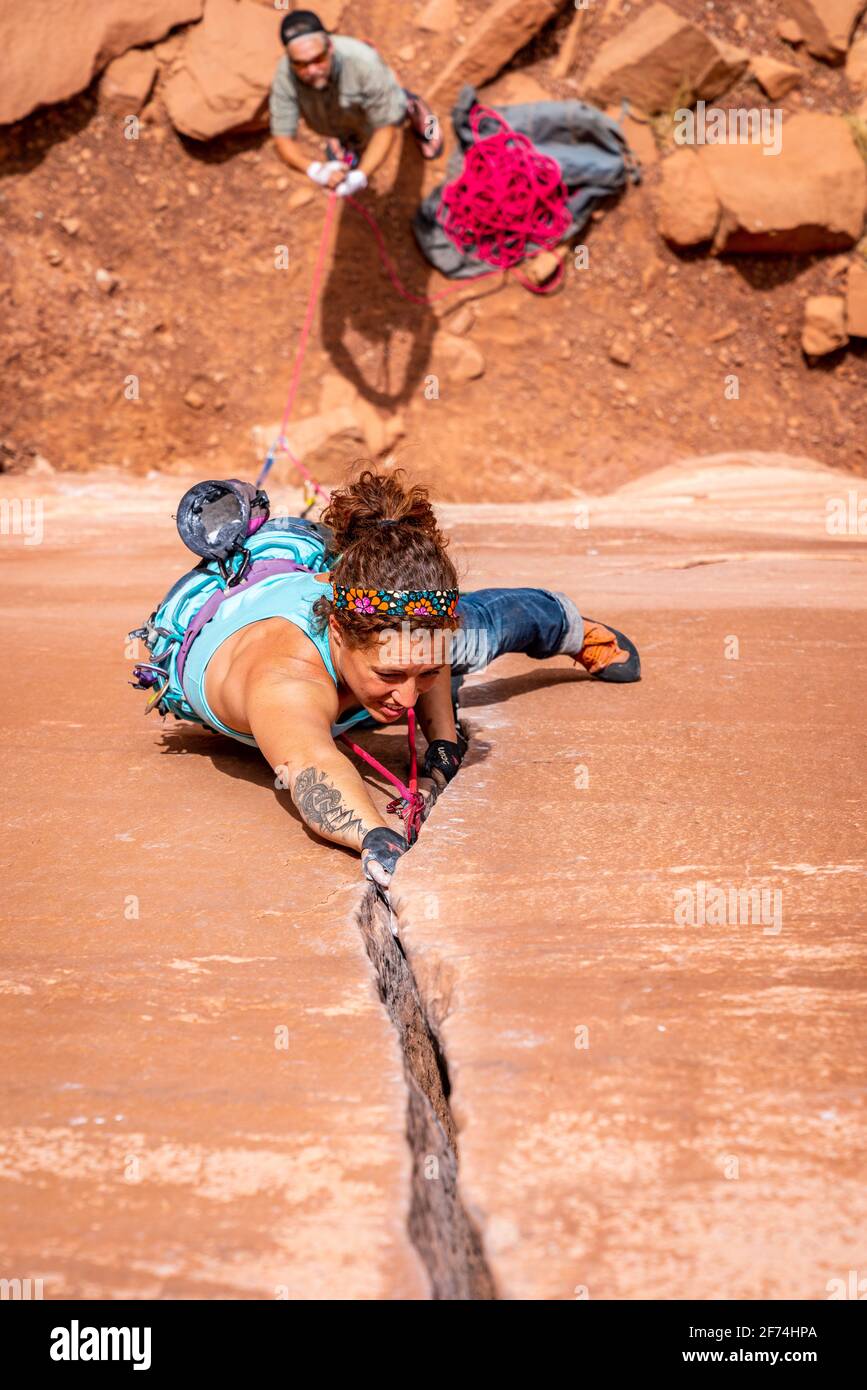 Femme Rock Climber fait son chemin vers le haut d'un système crack à Grand Junction, CO 4/26/20 Banque D'Images