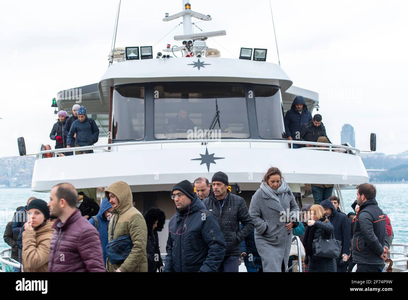 ISTANBUL - DEC 31 : passagers débarquant du ferry de la ville dans le district d'Uskudar à Istanbul, décembre 31. 2020 en Turquie Banque D'Images