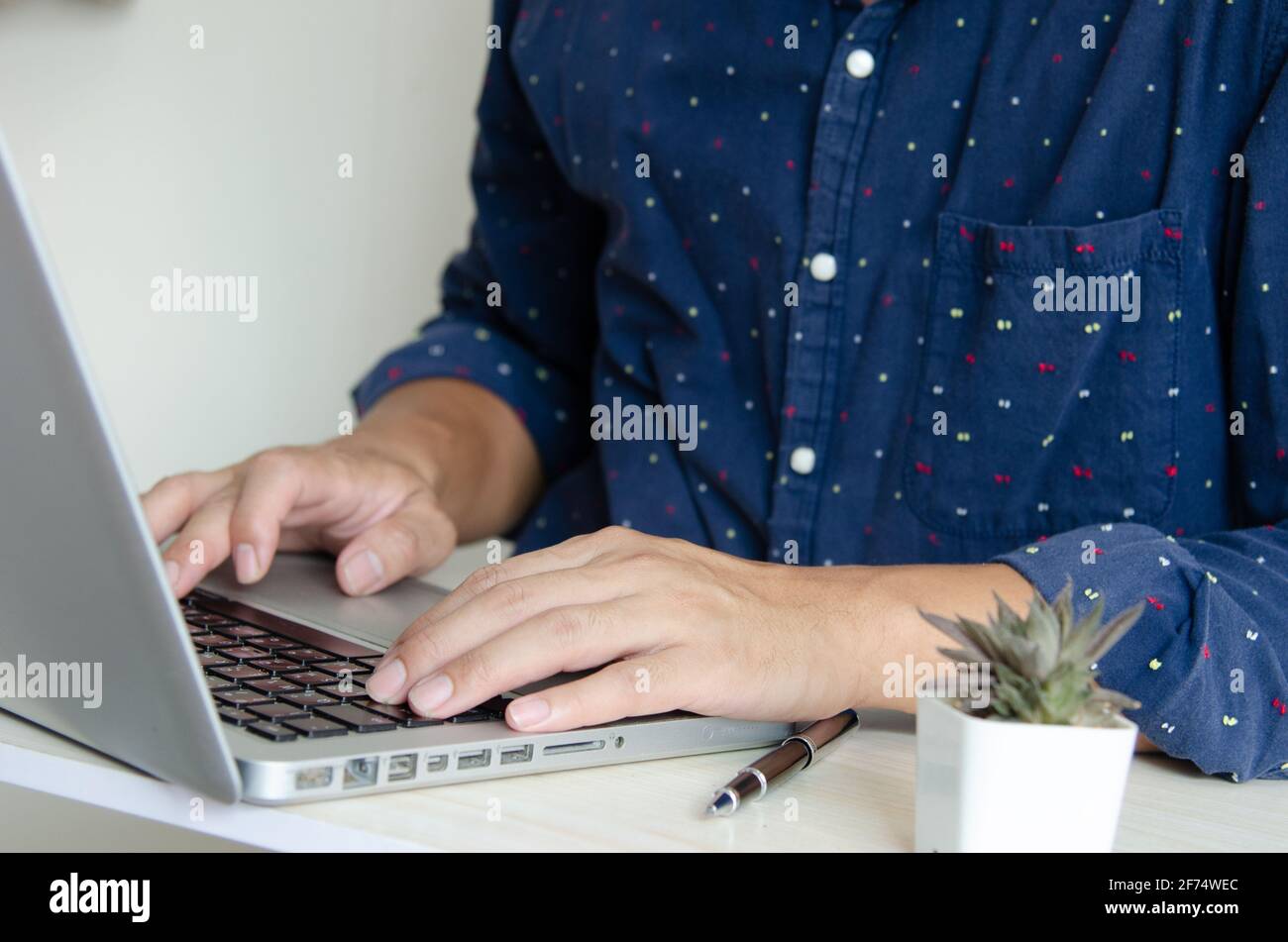 homme d'affaires tapant sur clavier ordinateur portable. Banque D'Images