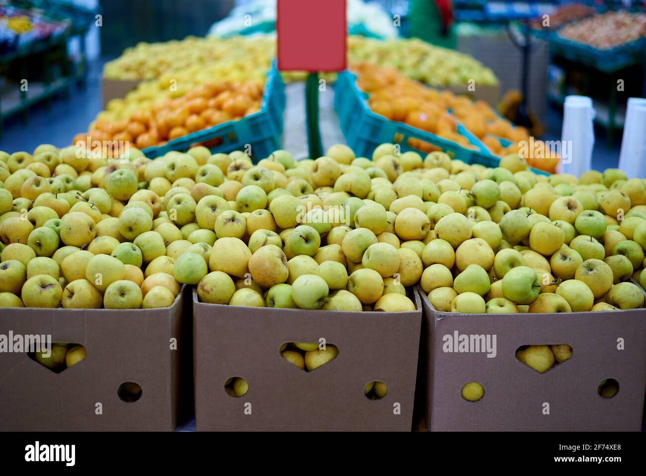 Boîtes de pommes contre fruits sur les étagères du supermarché. Banque D'Images