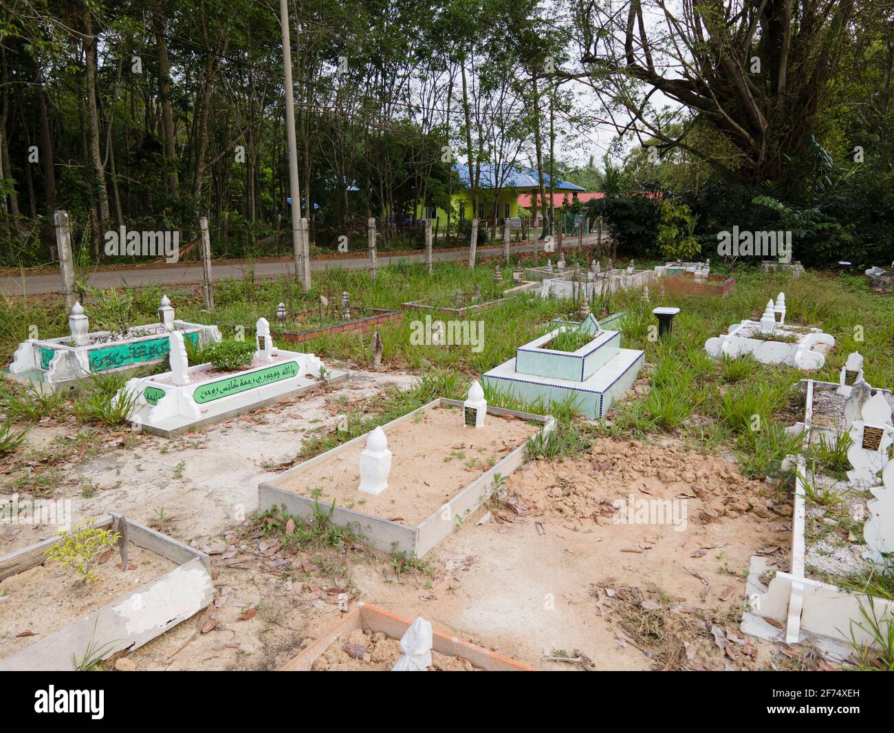 Vue sur un cimetière musulman en Malaisie. Généralement, les tombes ne sont pas disposées de façon systématique, mais la tête de la janazah sera toujours face à la kibla Banque D'Images