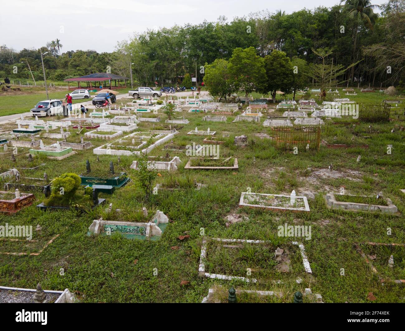 Vue sur un cimetière musulman en Malaisie. Généralement, les tombes ne sont pas disposées de façon systématique, mais la tête de la janazah sera toujours face à la kibla Banque D'Images