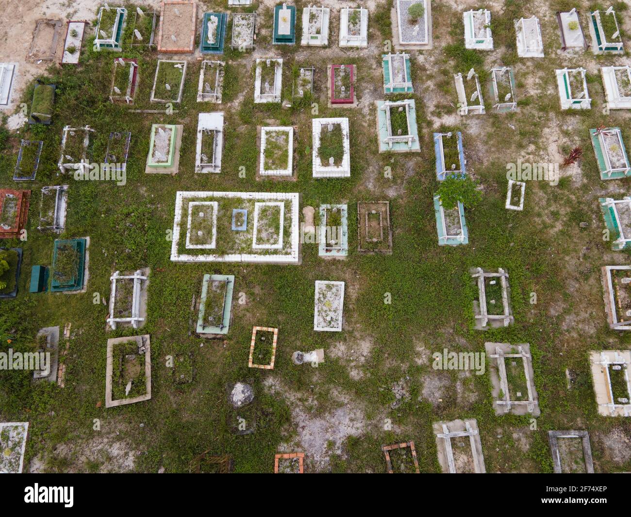 Vue aérienne d'un cimetière musulman en Malaisie. Généralement, les tombes ne sont pas disposées de façon systématique, mais la tête de la janazah sera toujours face au Banque D'Images