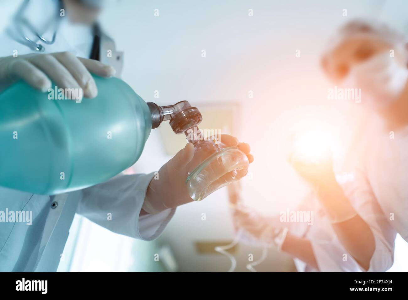 le médecin réinsuffle le patient, l'angle des yeux du patient. Banque D'Images