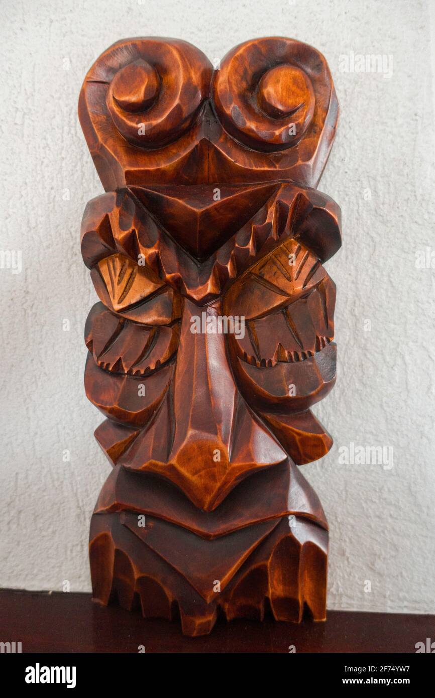 un totem en bois typique sur le visage Banque D'Images