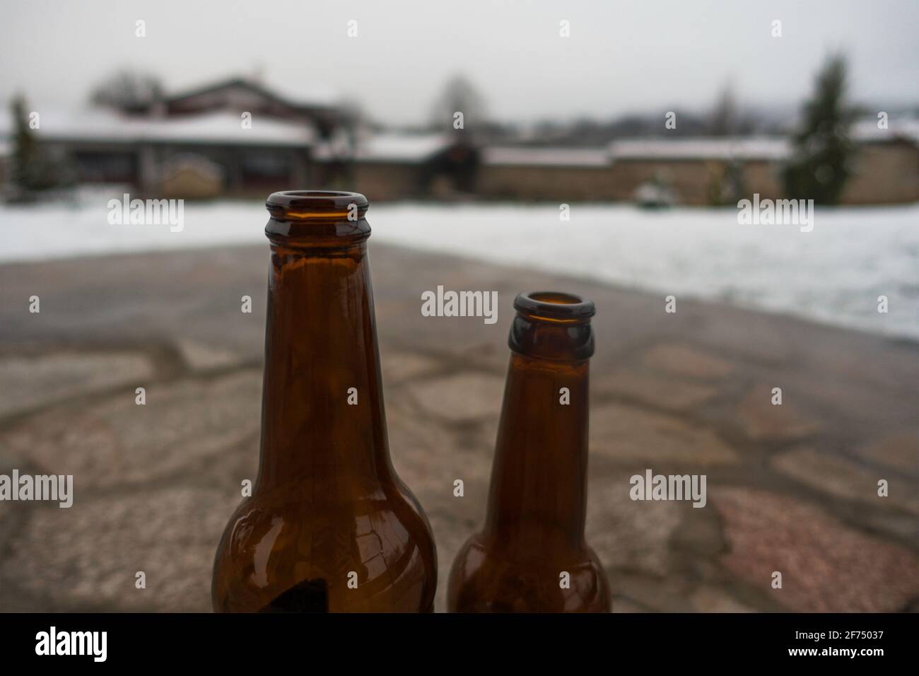 deux bouteilles de bière à l'extérieur Banque D'Images
