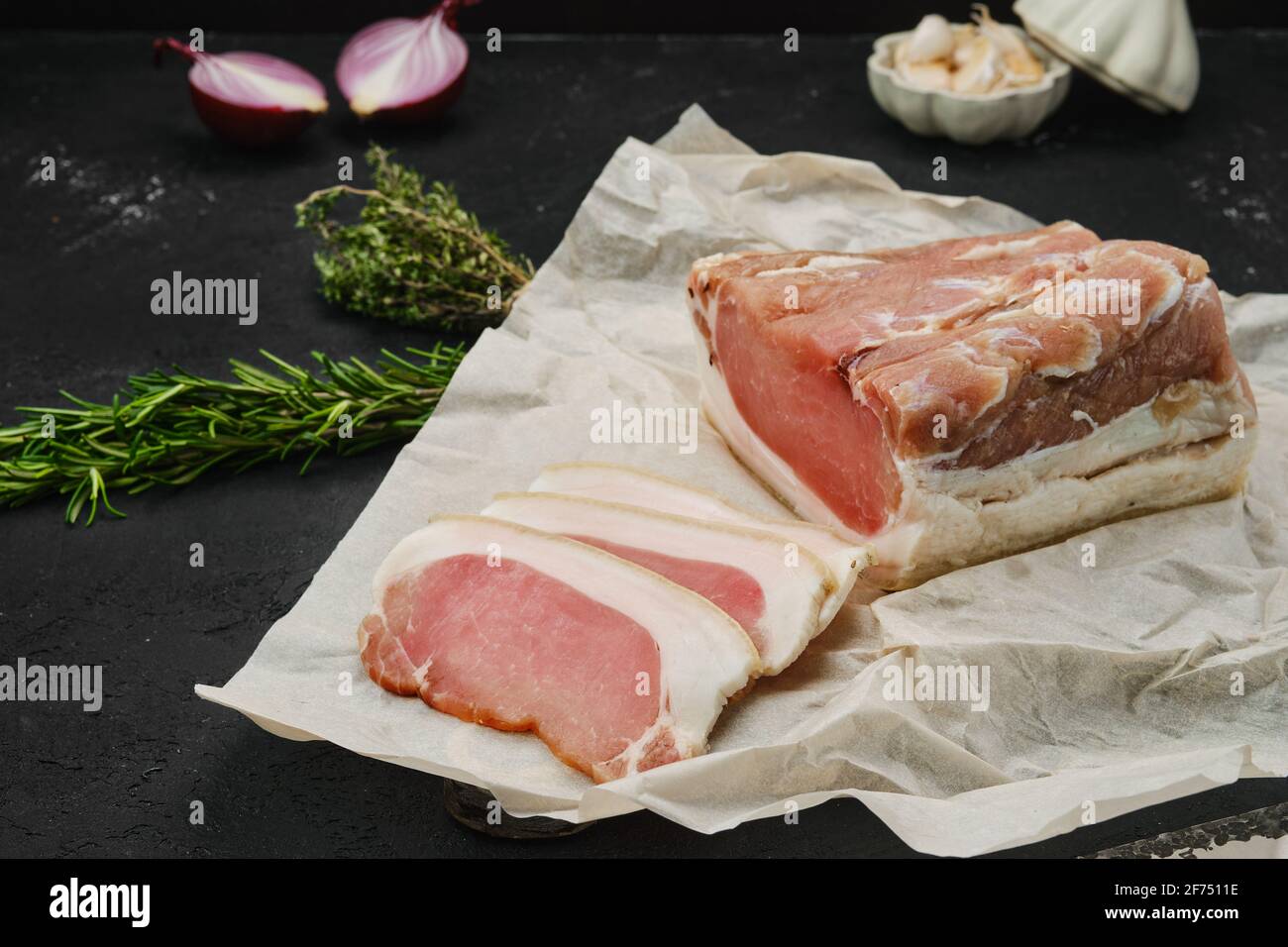 Jambon de bœuf fumé sur planche à découper en bois Banque D'Images