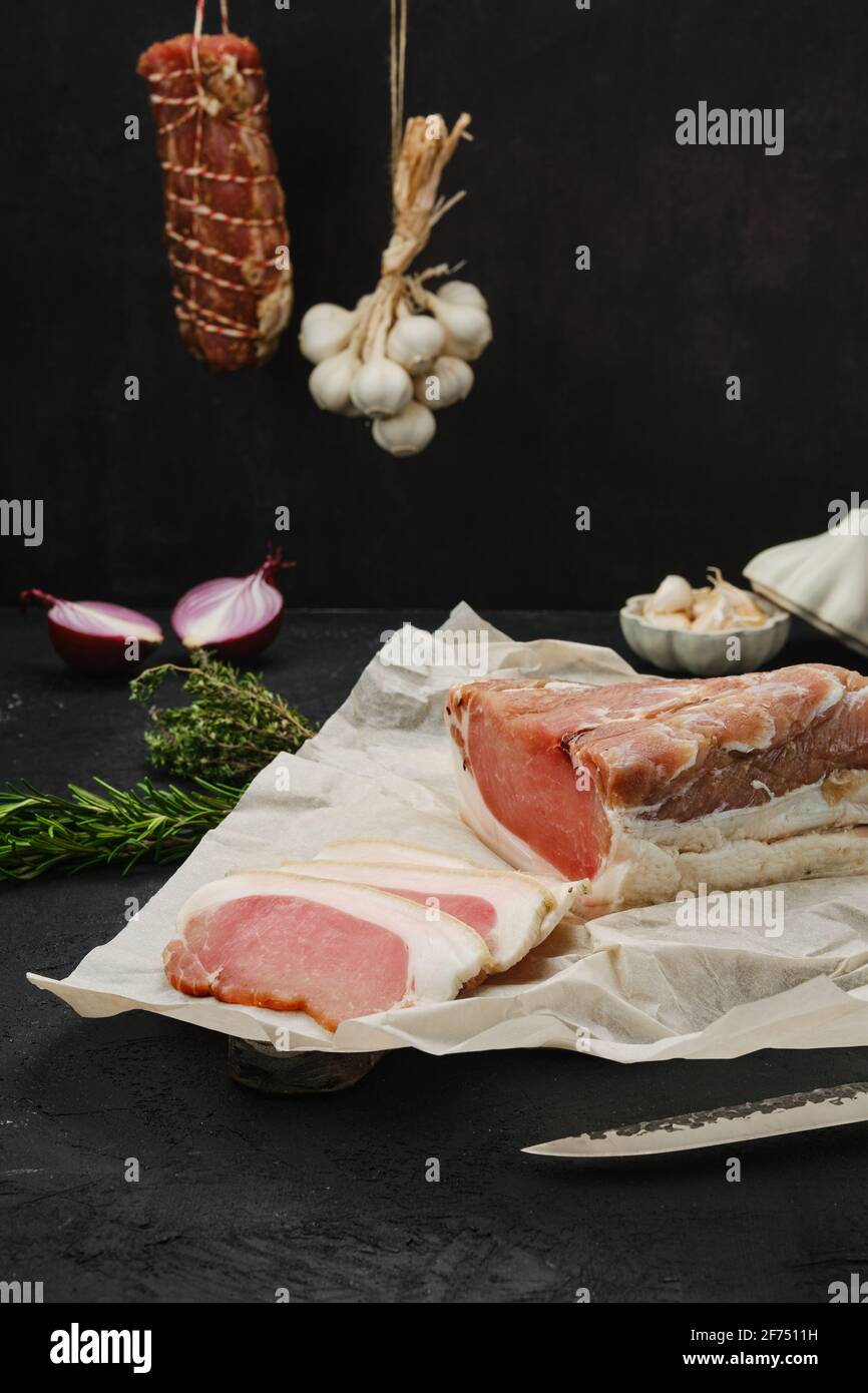 Jambon de bœuf fumé sur planche à découper en bois Banque D'Images
