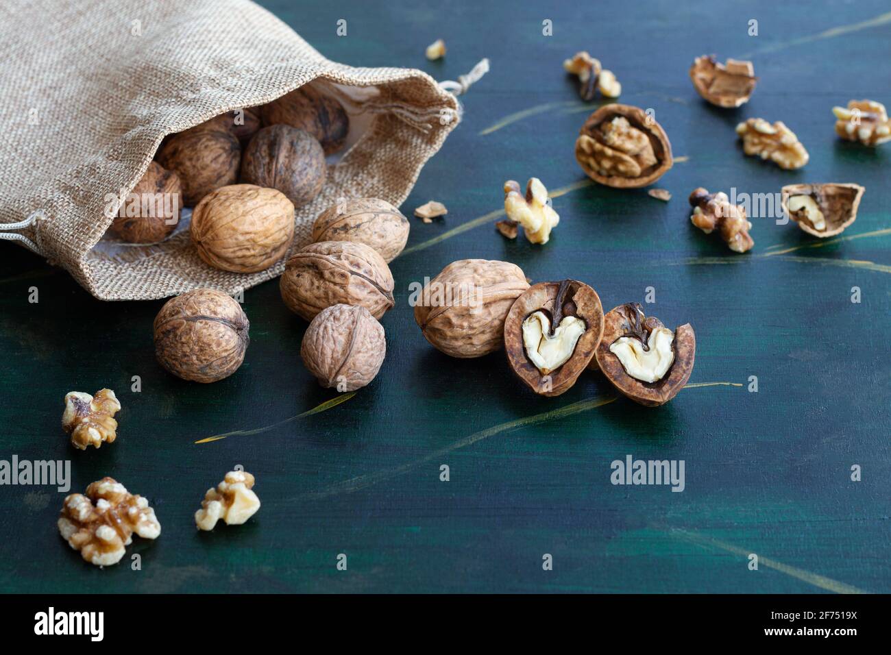 Du dessus du sac avec des noix entières et coupées en deux avec sec noix et centre en forme de coeur sur la table Banque D'Images