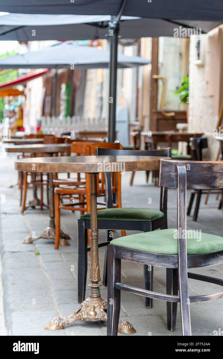 Café de rue vintage. Intérieur été café de rue en plein air. Banque D'Images