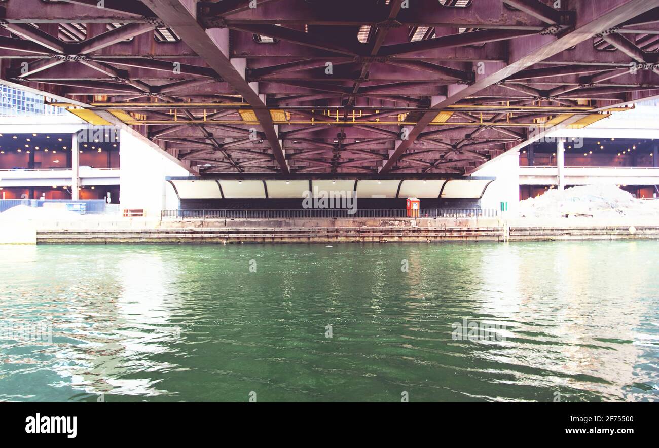 La rivière Chicago coule sous un pont au printemps. Banque D'Images