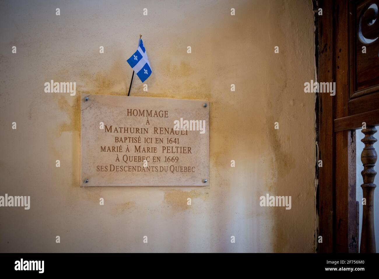 ARS-en-Ré, France - 24 février 2020 : plaque commémorative des colons qui quittent le Québec. Prise à l'intérieur d'une église de l'île de Ré. Banque D'Images