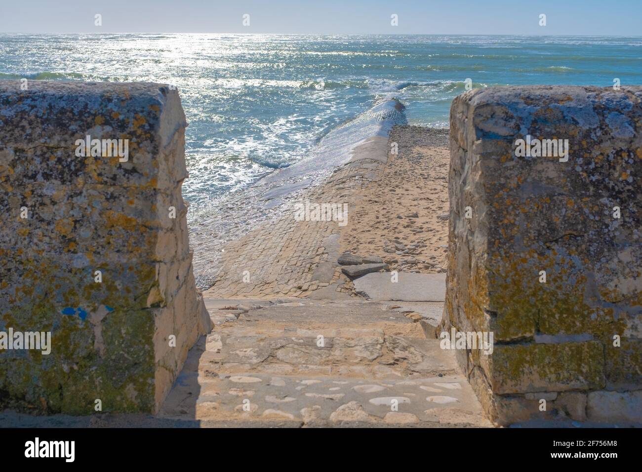 Marches en pierre menant à une plage de l'océan sur le Île de Ré par une belle journée d'hiver Banque D'Images