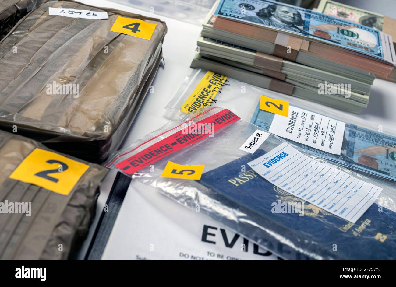 billets en dollars et passeports dans l'unité d'enquête criminelle, image conceptuelle Banque D'Images