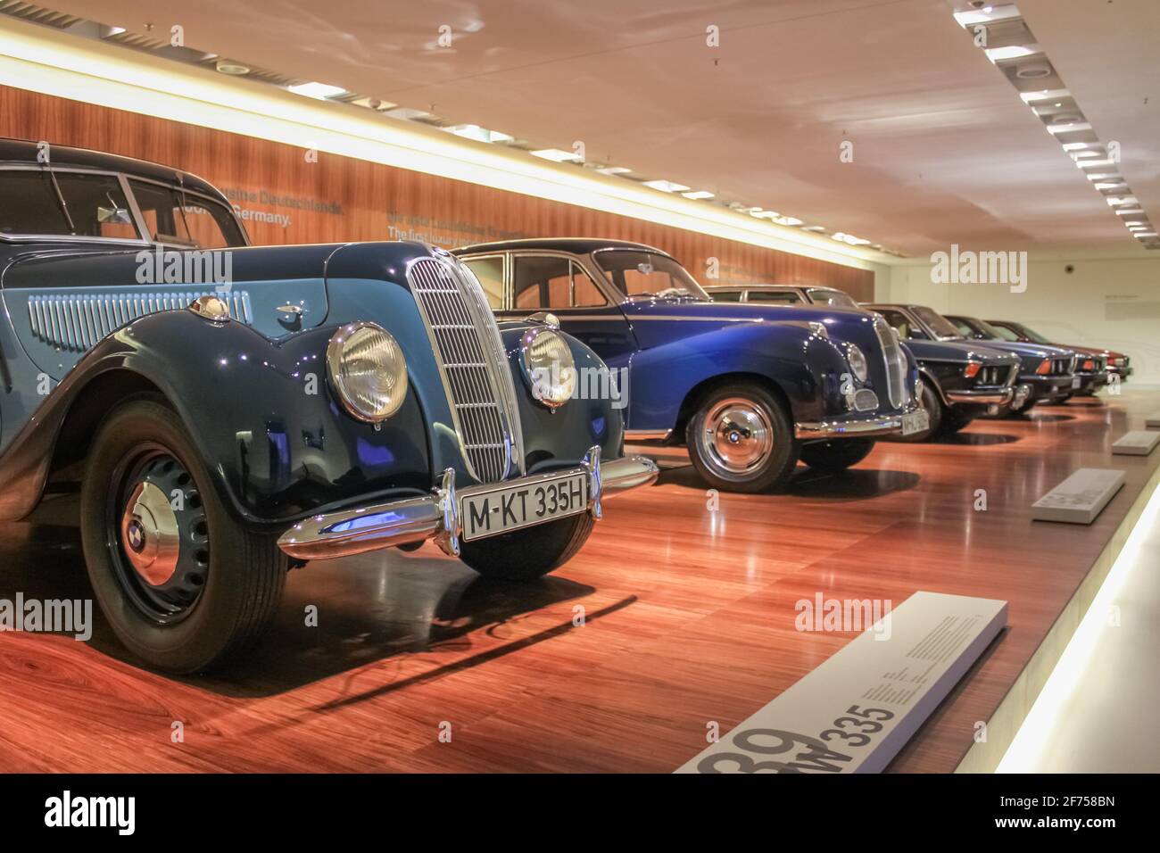 Allemagne, Munich - 27 avril 2011 : berline de sport BMW 335 de 1939 dans la salle d'exposition du musée BMW Banque D'Images