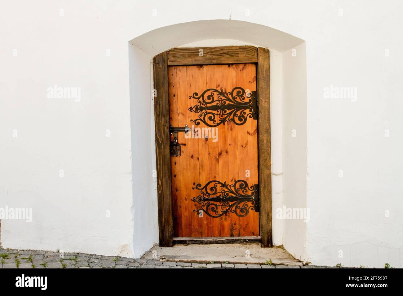 Image de portes en bois sur charnières en fer forgé d'an ancienne maison Banque D'Images