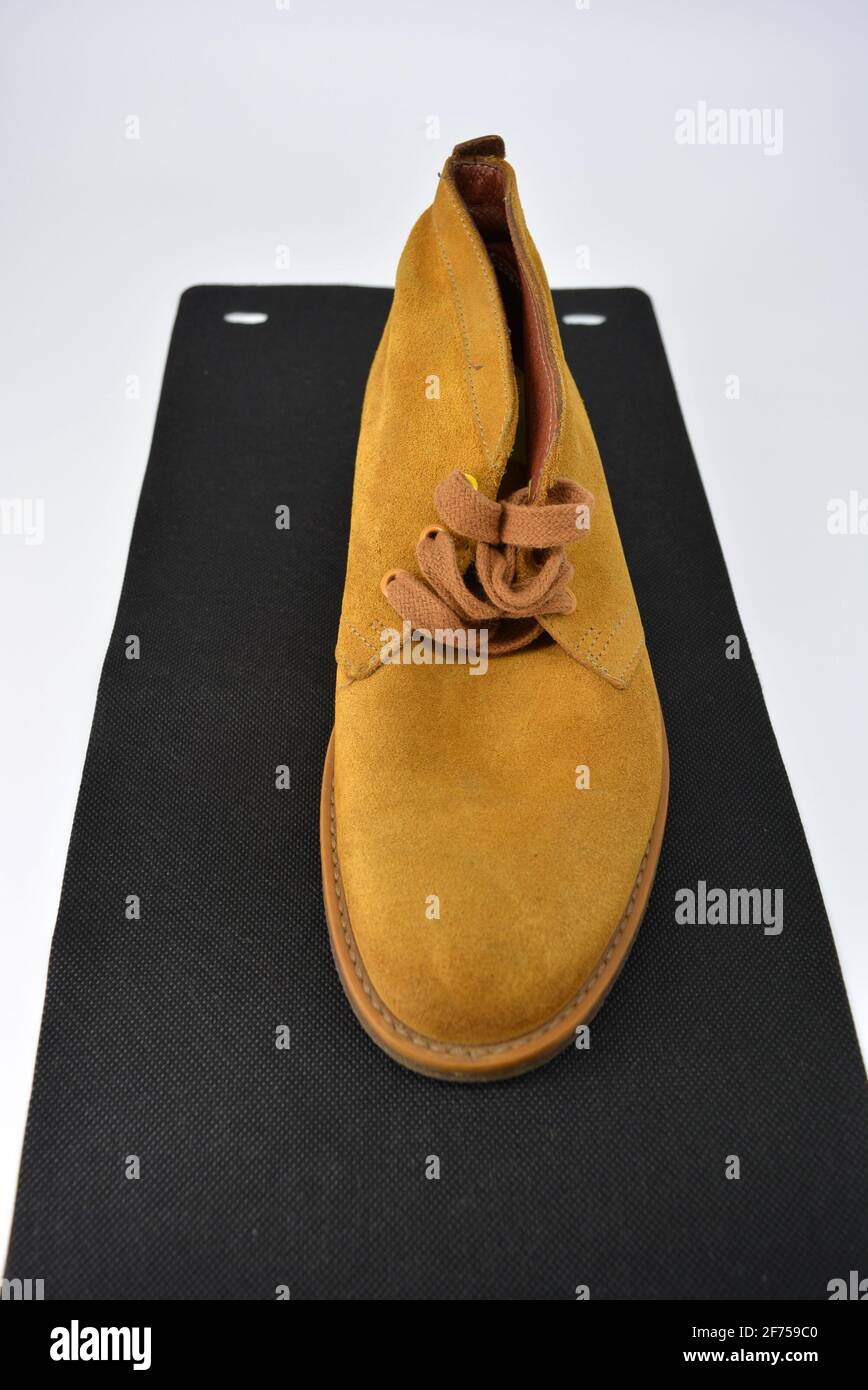 Chaussures ordinaires décontractées et universelles pour une promenade quotidienne. Demi-bottes brunes, chaussures sur une large semelle cachique beige. Chaussures en cuir véritable, naturel. Banque D'Images
