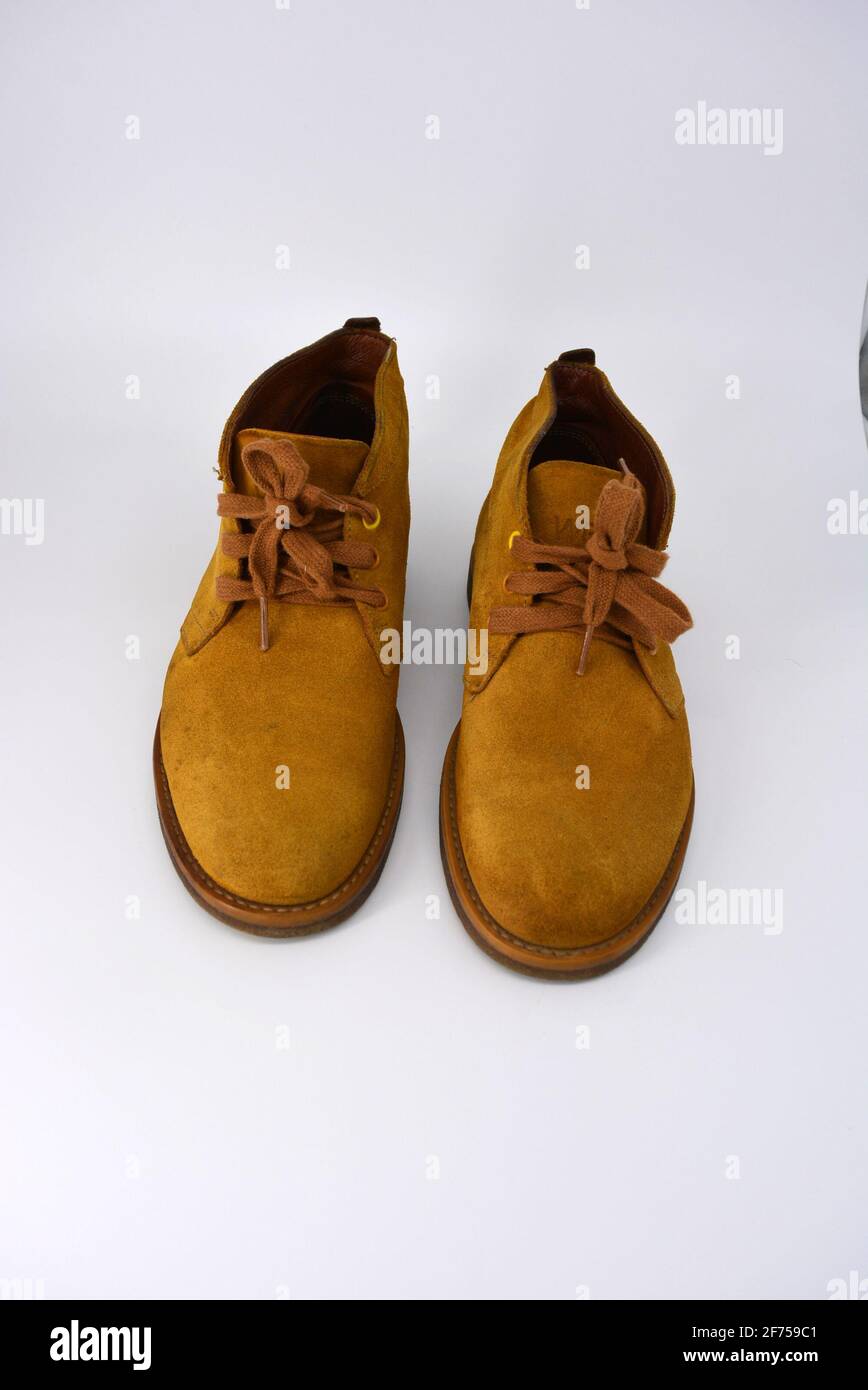 Chaussures ordinaires décontractées et universelles pour une promenade quotidienne. Demi-bottes brunes, chaussures sur une large semelle cachique beige. Chaussures en cuir véritable, naturel. Banque D'Images