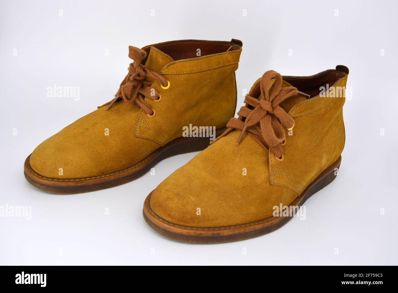Chaussures ordinaires décontractées et universelles pour une promenade quotidienne. Demi-bottes brunes, chaussures sur une large semelle cachique beige. Chaussures en cuir véritable, naturel. Banque D'Images