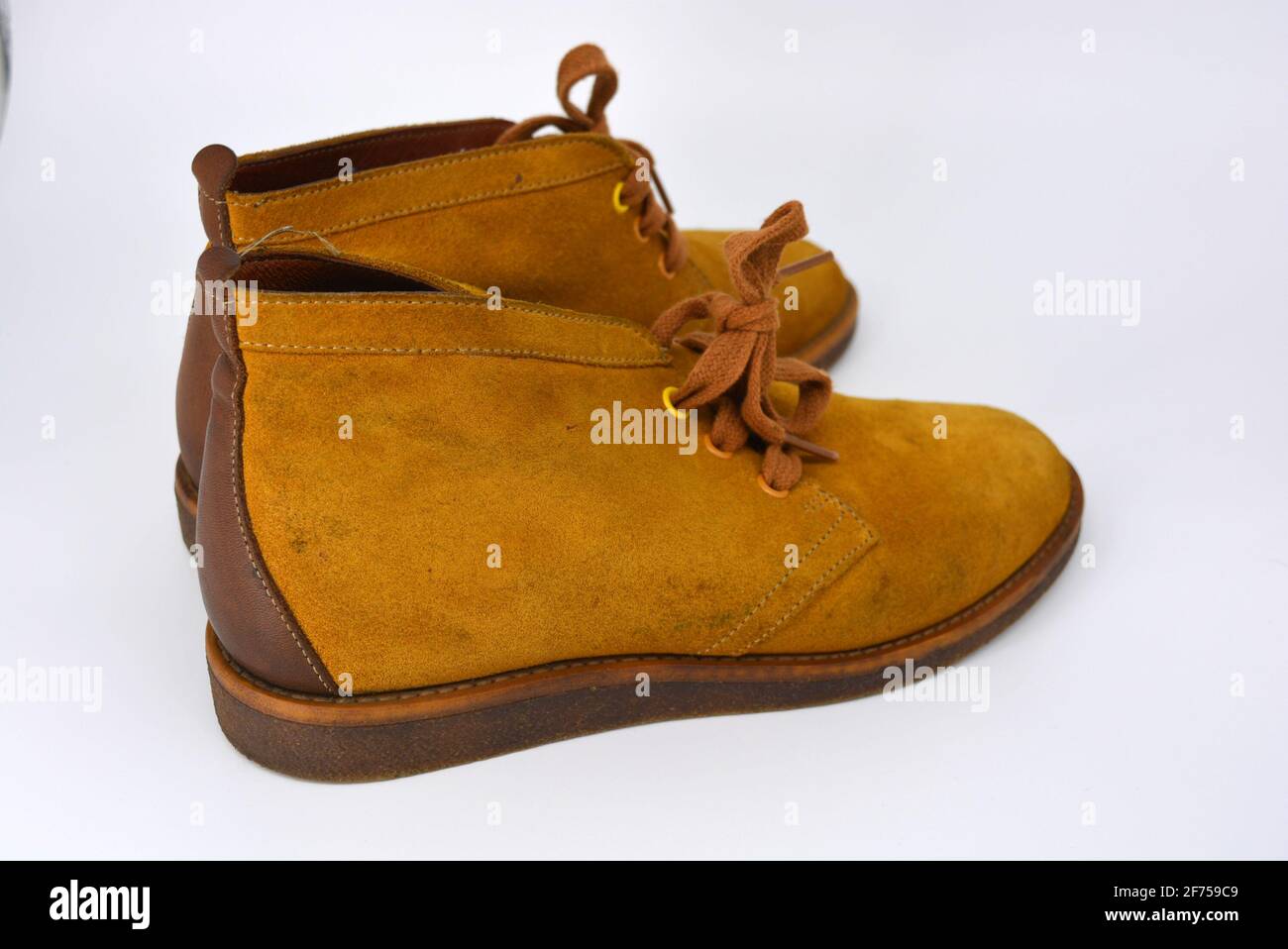 Chaussures ordinaires décontractées et universelles pour une promenade quotidienne. Demi-bottes brunes, chaussures sur une large semelle cachique beige. Chaussures en cuir véritable, naturel. Banque D'Images