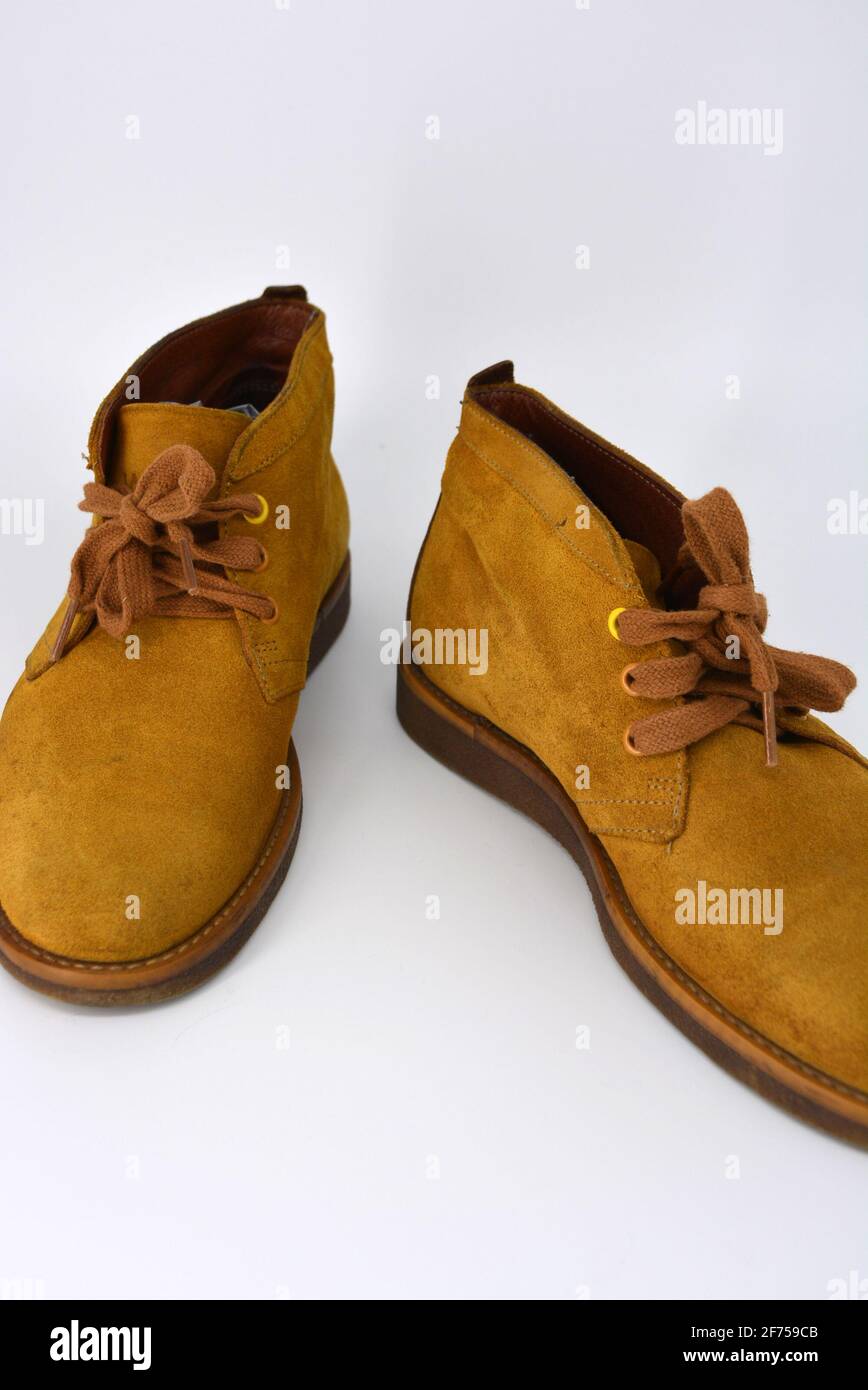 Chaussures ordinaires décontractées et universelles pour une promenade quotidienne. Demi-bottes brunes, chaussures sur une large semelle cachique beige. Chaussures en cuir véritable, naturel. Banque D'Images