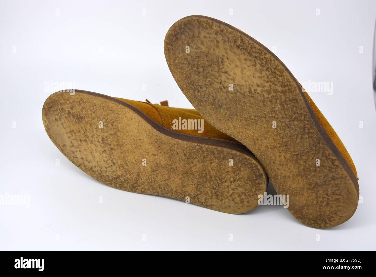 Chaussures ordinaires décontractées et universelles pour une promenade quotidienne. Demi-bottes brunes, chaussures sur une large semelle cachique beige. Chaussures en cuir véritable, naturel. Banque D'Images