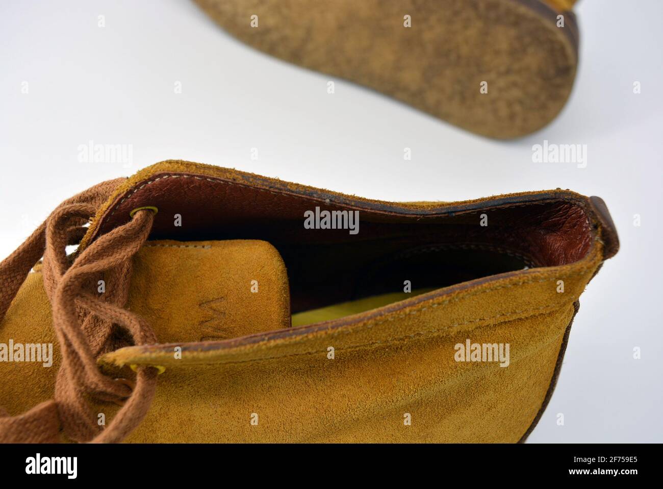 Chaussures ordinaires décontractées et universelles pour une promenade quotidienne. Demi-bottes brunes, chaussures sur une large semelle cachique beige. Chaussures en cuir véritable, naturel. Banque D'Images