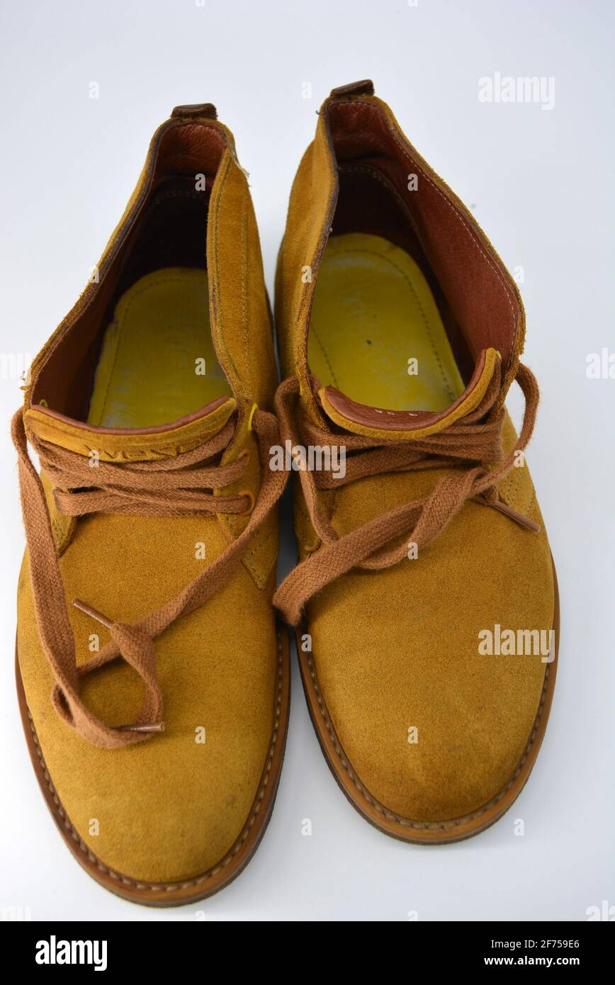 Chaussures ordinaires décontractées et universelles pour une promenade quotidienne. Demi-bottes brunes, chaussures sur une large semelle cachique beige. Chaussures en cuir véritable, naturel. Banque D'Images