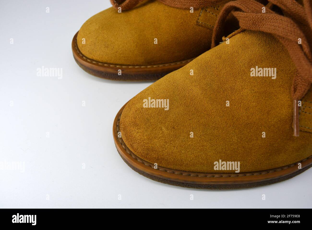 Chaussures ordinaires décontractées et universelles pour une promenade quotidienne. Demi-bottes brunes, chaussures sur une large semelle cachique beige. Chaussures en cuir véritable, naturel. Banque D'Images