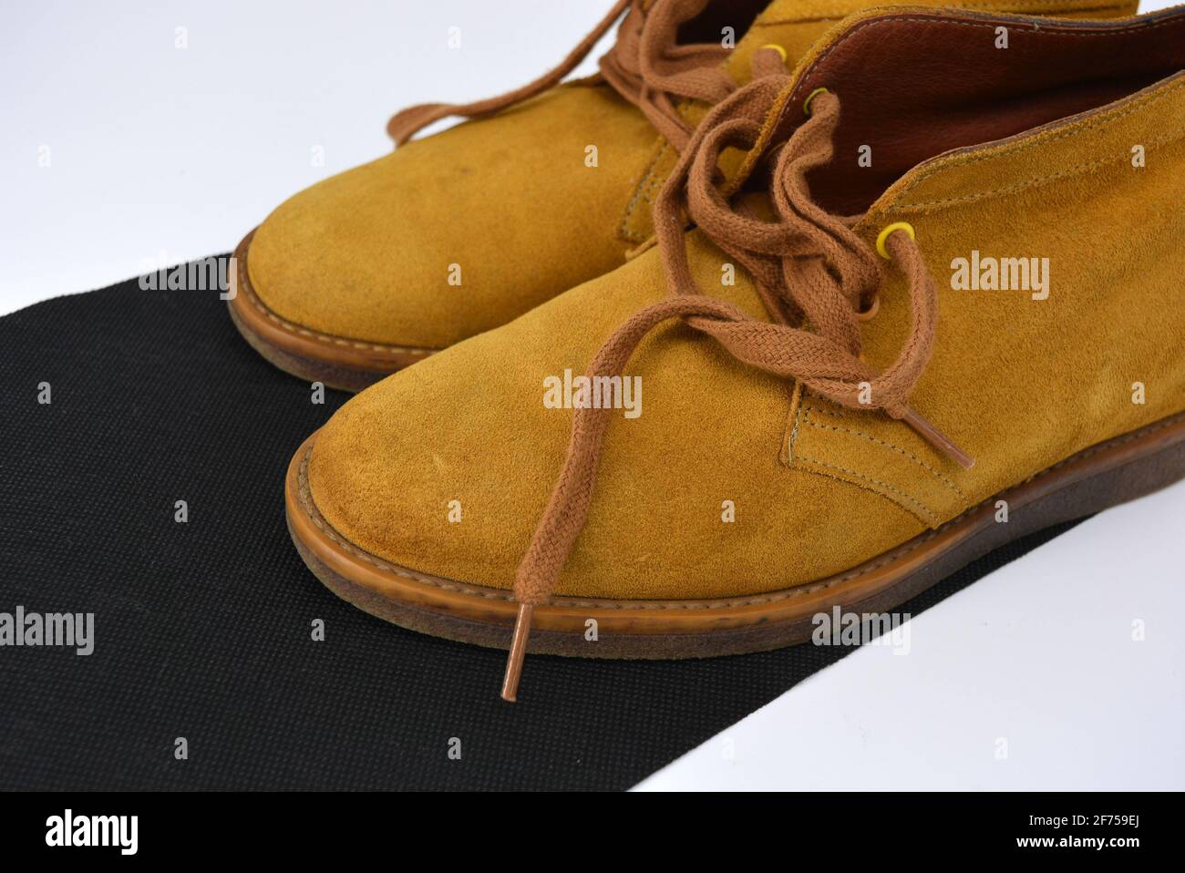 Chaussures ordinaires décontractées et universelles pour une promenade quotidienne. Demi-bottes brunes, chaussures sur une large semelle cachique beige. Chaussures en cuir véritable, naturel. Banque D'Images