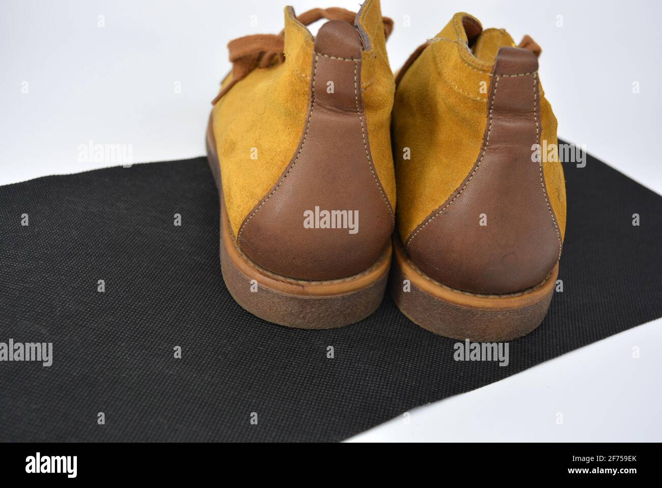 Chaussures ordinaires décontractées et universelles pour une promenade quotidienne. Demi-bottes brunes, chaussures sur une large semelle cachique beige. Chaussures en cuir véritable, naturel. Banque D'Images