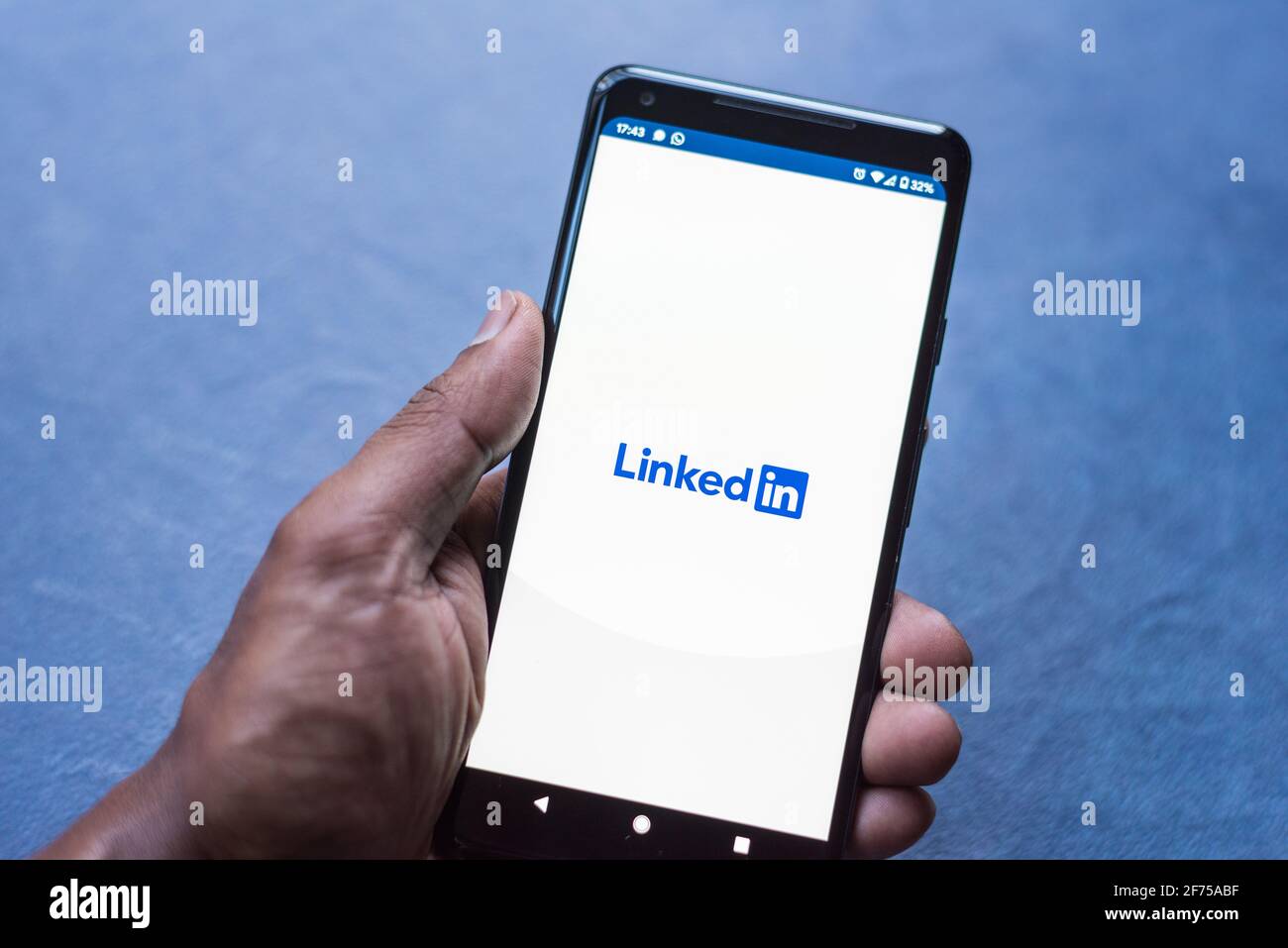 Chargement de l'application réseau d'entreprise LinkedIn sur un smartphone android Banque D'Images
