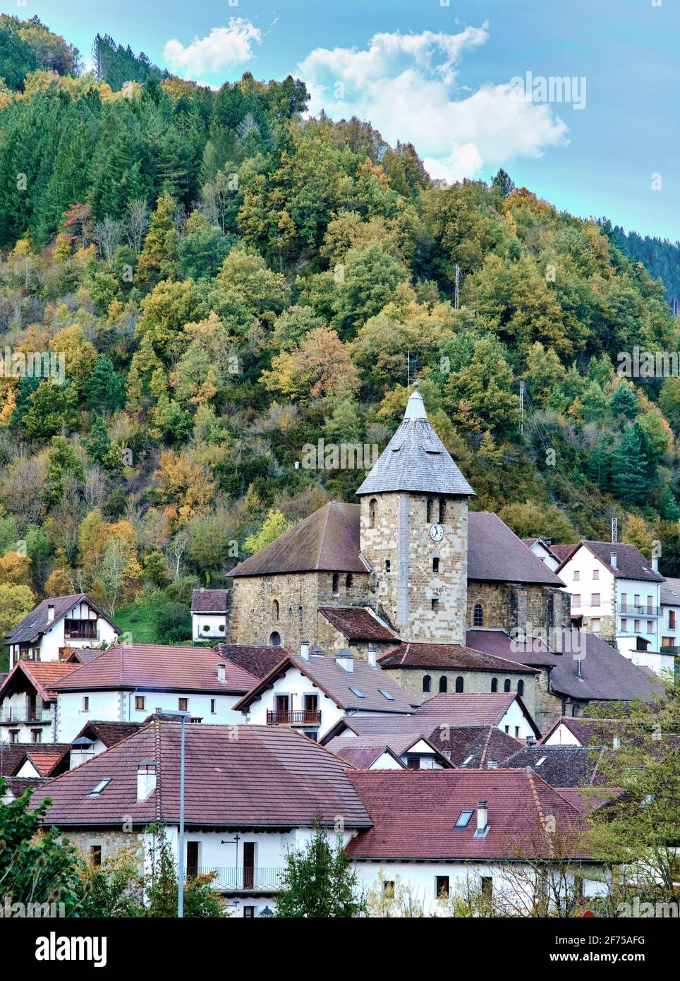 Église et maisons dans un village dans une zone boisée. Banque D'Images