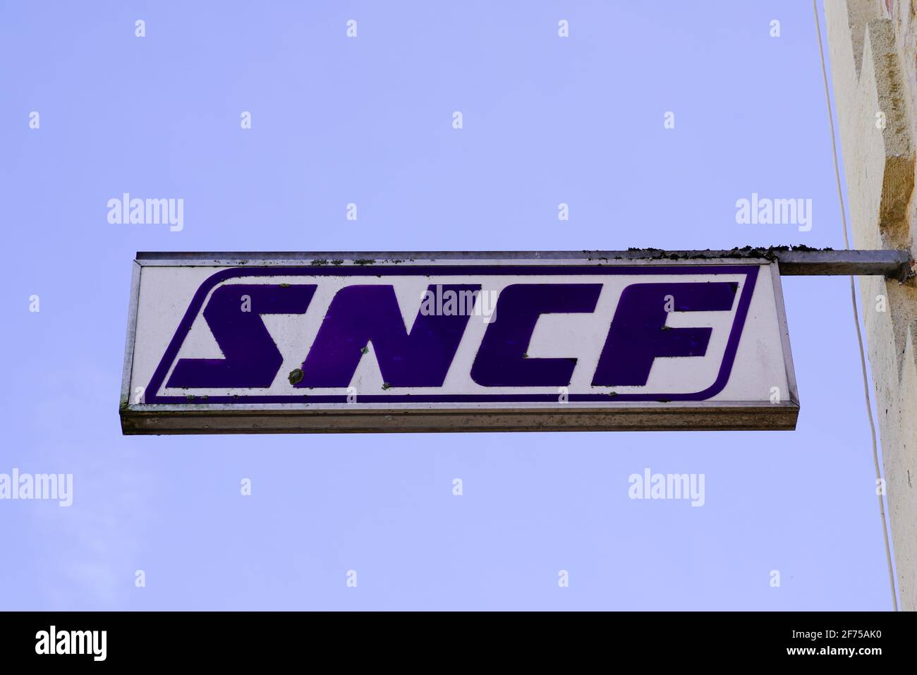 Bordeaux , Aquitaine France - 03 22 2021 : logo SNCF signe et texte de marque ancien sur le mur de la gare Société nationale de la compagnie ferroviaire française de FRA Banque D'Images
