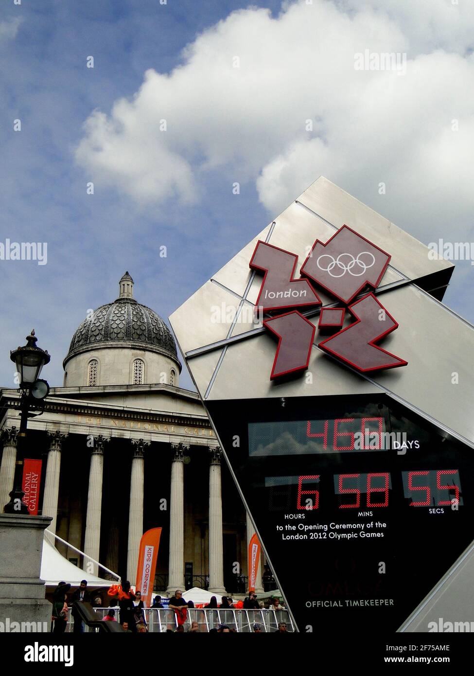 Logo montres des Jeux Olympiques de Londres mis en place sur la place Trafalgar à Londres, Royaume-Uni Banque D'Images