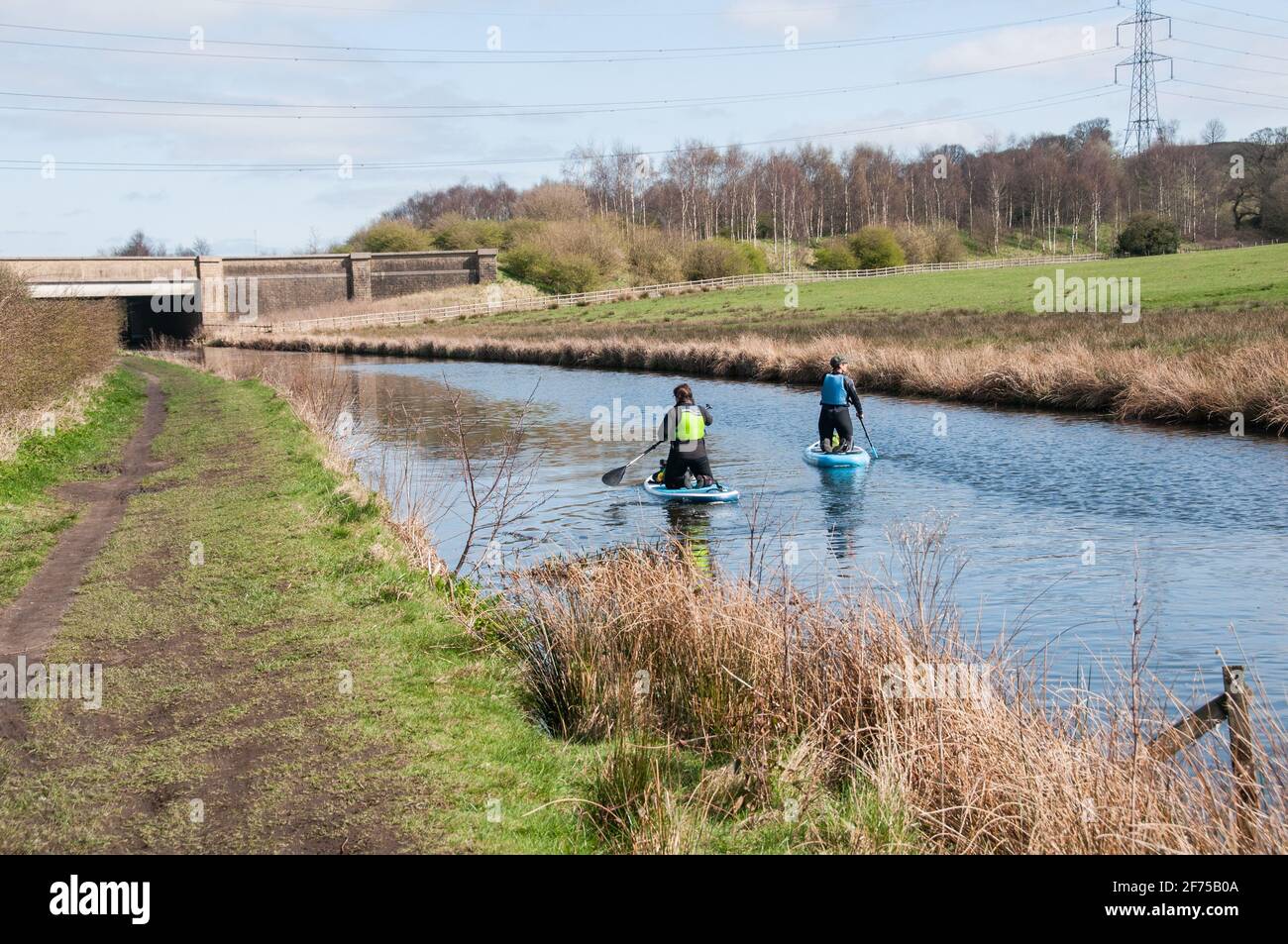 Autour du Royaume-Uni - activité fraîche sur le canal de Leeds à Liverpool, suite à la détente des restrictions de voyage Covid, UNE paire de paddle-boarders. Banque D'Images