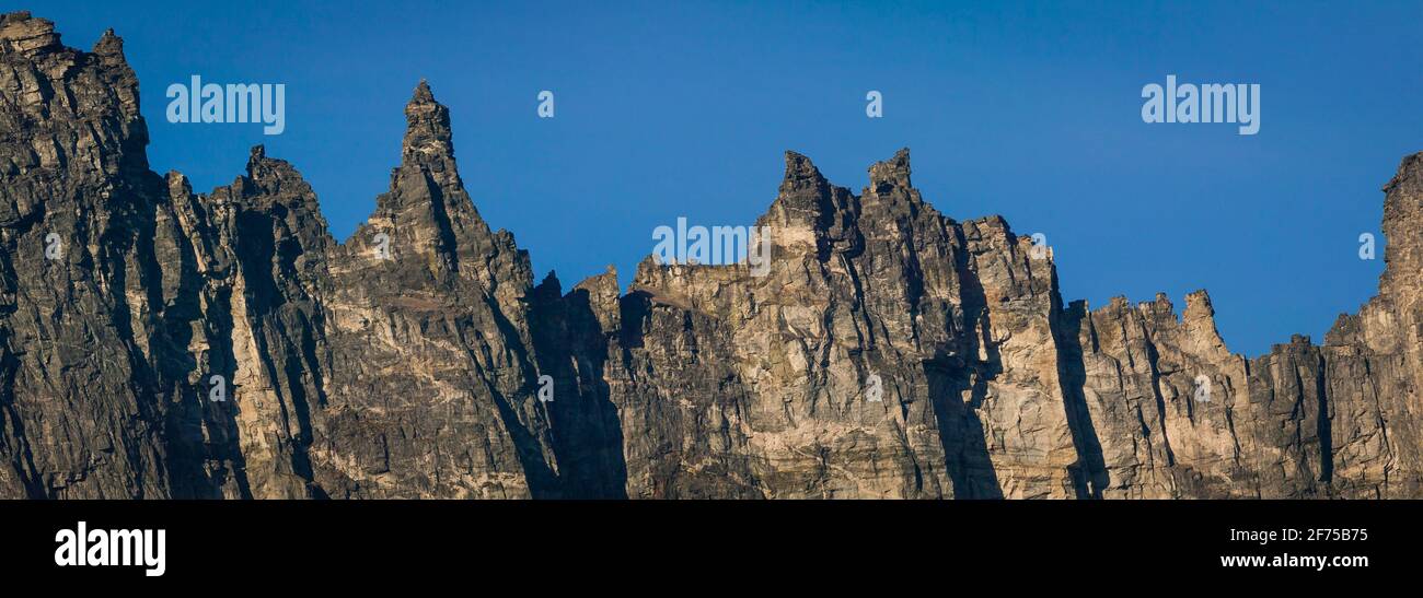 Vue panoramique d'une partie de la partie supérieure du mur vertical de Troll de 3000 pieds dans la vallée de Romsdalen, Rauma kommune, Møre og Romsdal, Norvège. Banque D'Images