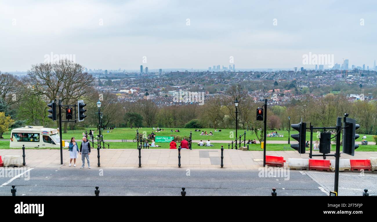 LONDRES, Royaume-Uni - 31 2021 MARS : vue sur les gratte-ciel de Londres depuis Alexandra Palace, également connu sous le nom d'Ally Pally, un lieu classé de catégorie II situé entre Wood Green Banque D'Images