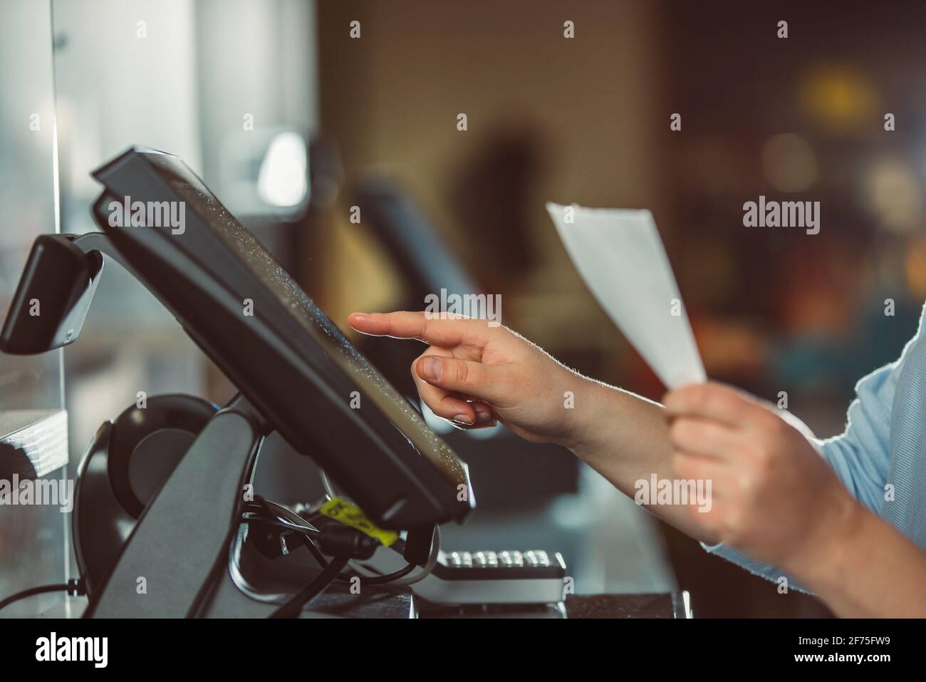 Processus d'impression de facture pour un client, processeur de carte de crédit, imprimante de reçus avec facture papier et écran tactile, POS Banque D'Images
