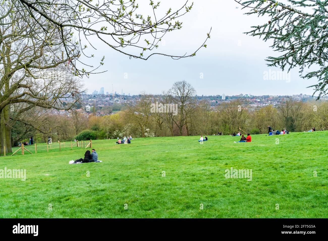 LONDRES, Royaume-Uni - 31 2021 MARS : vue sur les gratte-ciel de Londres depuis Alexandra Palace, également connu sous le nom d'Ally Pally, un lieu classé de catégorie II situé entre Wood Green Banque D'Images