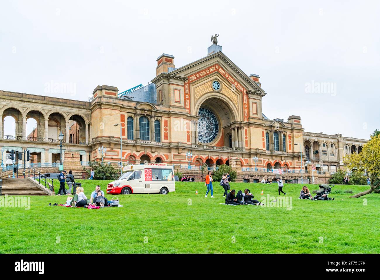 LONDRES, Royaume-Uni - MARS 31 2021:Alexandra Palace également connu sous le nom d'Ally Pally est un lieu de divertissement et de sport classé Grade II, situé entre Wood Green Banque D'Images