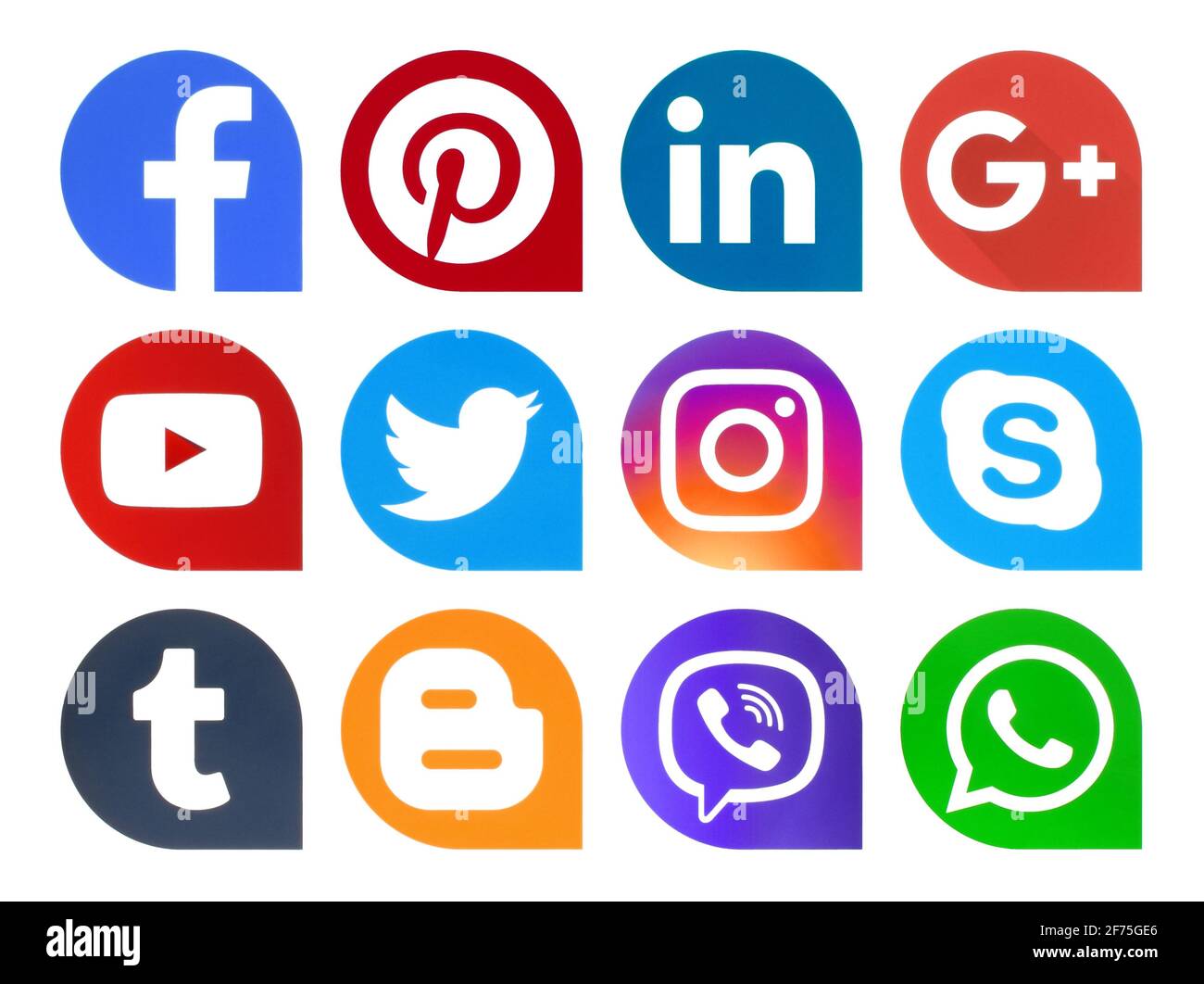 Kiev, Ukraine - 26 février 2021: Icônes de médias sociaux populaires pointeurs imprimés sur papier: Facebook, Twitter, Instagram, Pinterest, LinkedIn, Viber, Tum Banque D'Images