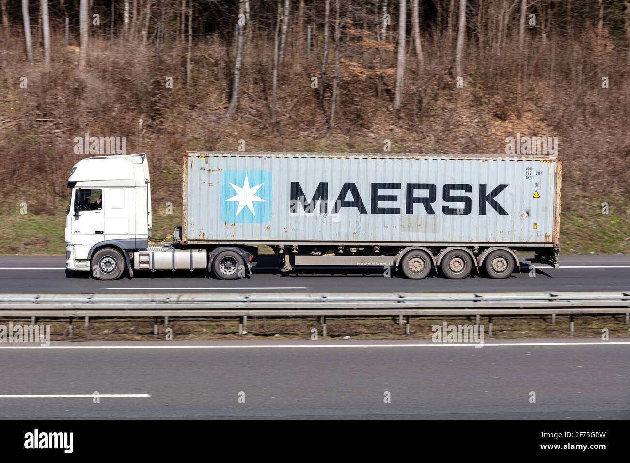 Chariot DAF XF avec conteneur Maersk sur autoroute. Banque D'Images