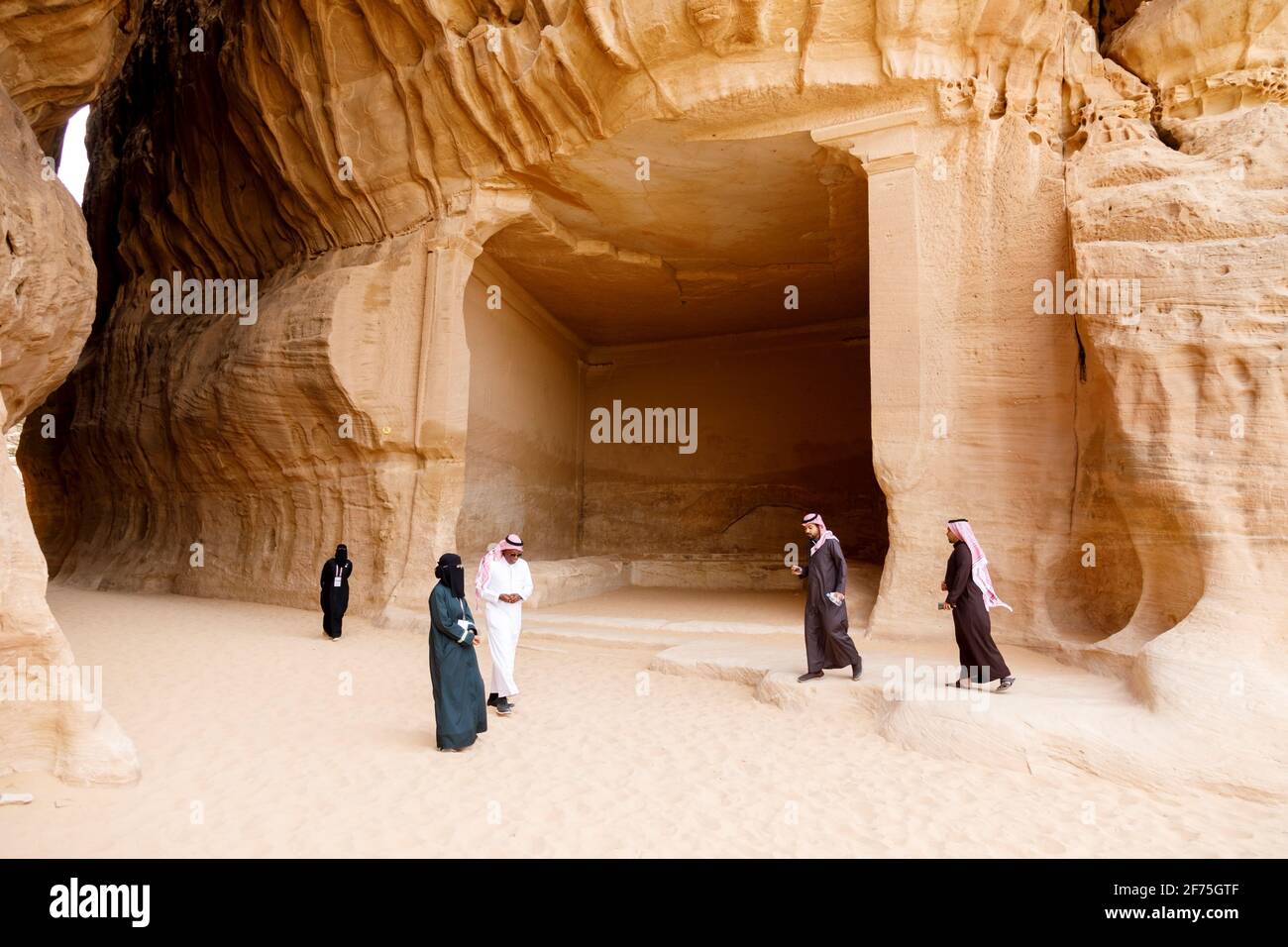 Al Ula, Arabie Saoudite, février 19 2020: Touristes à l'intérieur du Siq de Jabal Ithlib à Al Ula, KSA Banque D'Images