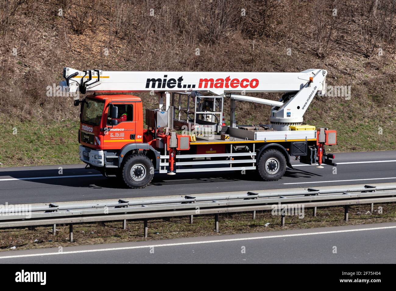 Camion de préparateur de cerises Mateco MAN TGM sur autoroute. Banque D'Images