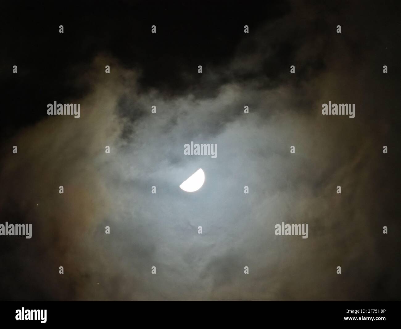 La lumière de lune filtrée par les nuages Banque D'Images